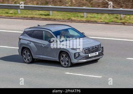 2022 (22 targa) grigio Hyundai Tucson N linea T-GDI HEV A, SUV Hybrid Electric viaggiando sull'autostrada M61 UK Foto Stock