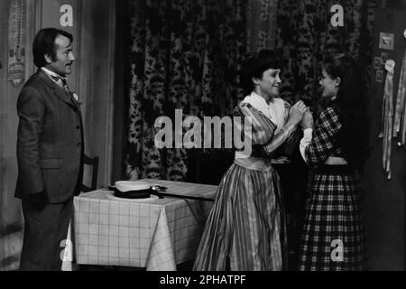 Archivi 80ies: attori francesi Michel Duchaussoy, Marie-Sophie Pochat, Corinne le Poulain, in 'Gigi', Teatro Celestins, Lione, Francia, 1984 Foto Stock