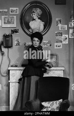 Archivi 80ies: attrice francese Micheline Presle, in 'Gigi', Teatro Celestins, Lione, Francia, 1984 Foto Stock