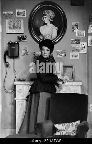 Archivi 80ies: attrice francese Micheline Presle, in 'Gigi', Teatro Celestins, Lione, Francia, 1984 Foto Stock