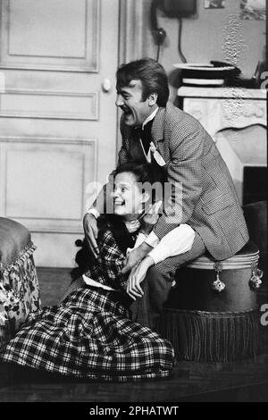 Archivi 80ies: Attori francesi Michel Duchaussoy e Marie-Sophie Pochat, in 'Gigi', Teatro Celestins, Lione, Francia, 1984 Foto Stock