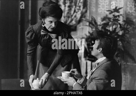 Archivi 80ies: attori francesi Micheline Presle e Michel Duchaussoy, in 'Gigi', Teatro Celestins, Lione, Francia, 1984 Foto Stock