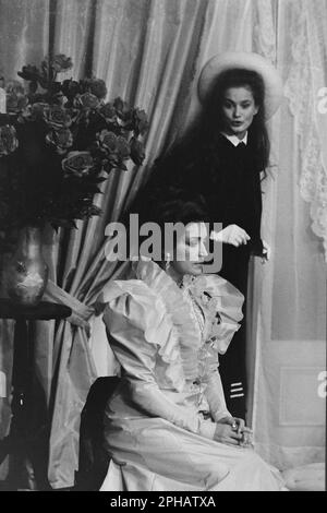 Archivi 80ies: Attrice francese Francesco Fabian e Marie-Sophie Pochat, in 'Gigi', Teatro Celestins, Lione, Francia, 1984 Foto Stock