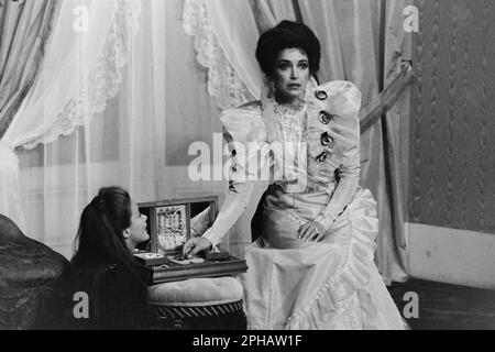 Archivi 80ies: Attrice francese Francesco Fabian e Marie-Sophie Pochat, in 'Gigi', Teatro Celestins, Lione, Francia, 1984 Foto Stock