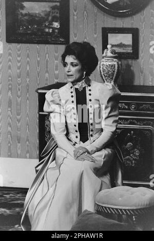 Archivi 80ies: L'attrice francese Francesco Fabian in 'Gigi', Teatro Celestins, Lione, Francia, 1984 Foto Stock