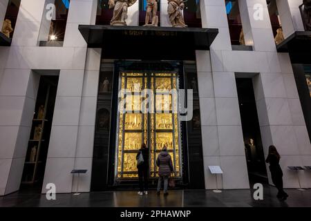 Le porte originali del Battistero sono esposte nel Museo dell'Opera del Duomo di Firenze. Porte del Paradiso. Foto Stock