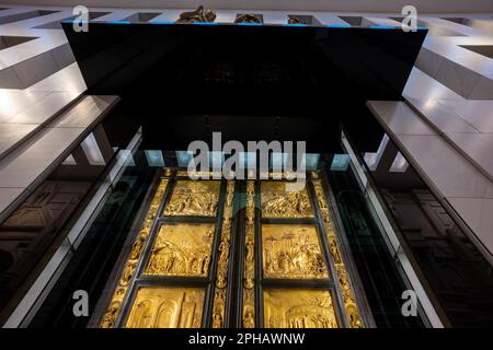 Le porte originali del Battistero sono esposte nel Museo dell'Opera del Duomo di Firenze. Porte del Paradiso. Foto Stock