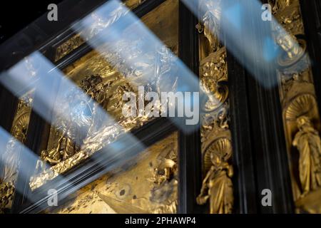 Le porte originali del Battistero sono esposte nel Museo dell'Opera del Duomo di Firenze. Porte del Paradiso. Foto Stock