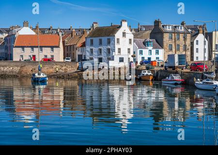 Riflessi colorati di barche ormeggiate al porto di St Monans a East Neuk di Fife, Scozia, Regno Unito Foto Stock