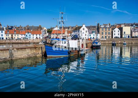 Peschereccio ormeggiato al porto di St Monans a East Neuk di Fife, Scozia, Regno Unito Foto Stock