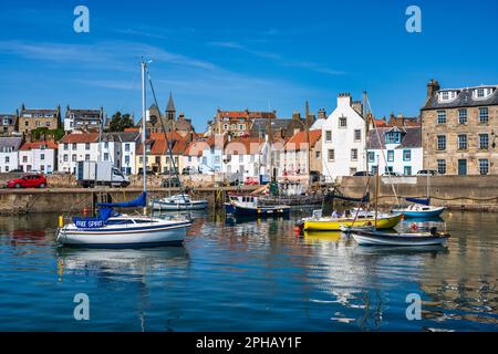 Riflessi colorati di barche ormeggiate al porto di St Monans a East Neuk di Fife, Scozia, Regno Unito Foto Stock