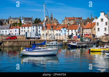 Riflessi colorati di barche ormeggiate al porto di St Monans a East Neuk di Fife, Scozia, Regno Unito Foto Stock