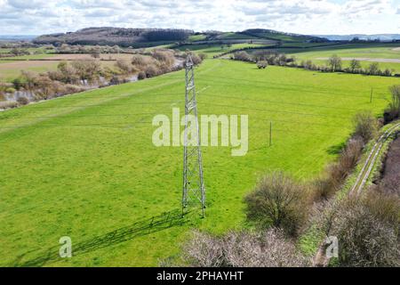 Fiume Severn a Ashleworth Quay con fili elettrici ad alta tensione che vanno sull'acqua immagine di Antony Thompson - Thousand Word Media, NO SAL Foto Stock