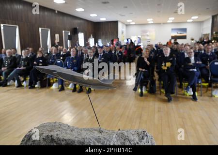 Ministro della Difesa Ludivine Dedonder e Capo della Difesa, Amiral Michel Hofman ha raffigurato durante la posa della pietra di fondazione del nuovo complesso F-35 presso la base aerea militare di Florennes, lunedì 27 marzo 2023. Il Ministro della Difesa metterà simbolicamente la pietra di fondo del futuro complesso F-35 alla base aerea di Florennes attraverso un'azione dinamica. Allo stesso tempo, verrà svelata la progettazione di questa nuova infrastruttura, che soddisfa sia le esigenze di un complesso sistema di armi come il F-35A, sia le esigenze del personale. FOTO DI BELGA ERIC LALMAND Foto Stock