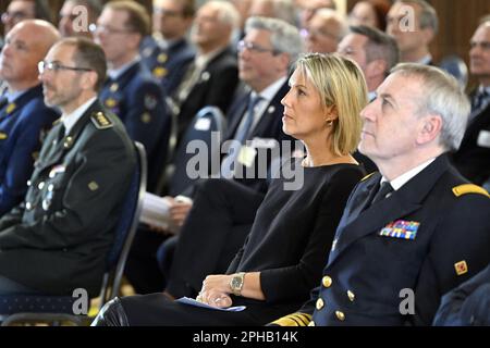 Ministro della Difesa Ludivine Dedonder e Capo della Difesa, Amiral Michel Hofman ha raffigurato durante la posa della pietra di fondazione del nuovo complesso F-35 presso la base aerea militare di Florennes, lunedì 27 marzo 2023. Il Ministro della Difesa metterà simbolicamente la pietra di fondo del futuro complesso F-35 alla base aerea di Florennes attraverso un'azione dinamica. Allo stesso tempo, verrà svelata la progettazione di questa nuova infrastruttura, che soddisfa sia le esigenze di un complesso sistema di armi come il F-35A, sia le esigenze del personale. FOTO DI BELGA ERIC LALMAND Foto Stock