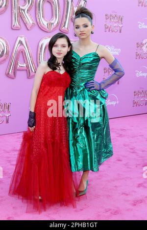 Los Angeles, California. 24th Mar, 2023. Violetto McGraw, Madeleine McGraw agli arrivi per PROM PACT Premiere, Wilshire Ebell Theatre, Los Angeles, CA 24 marzo 2023. Credit: Priscilla Grant/Everett Collection/Alamy Live News Foto Stock