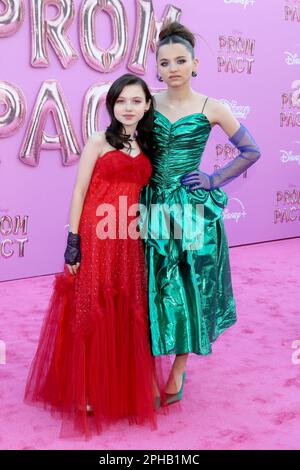 Los Angeles, California. 24th Mar, 2023. Violetto McGraw, Madeleine McGraw agli arrivi per PROM PACT Premiere, Wilshire Ebell Theatre, Los Angeles, CA 24 marzo 2023. Credit: Priscilla Grant/Everett Collection/Alamy Live News Foto Stock