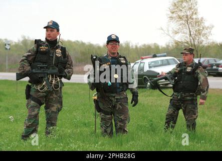 Waco Texas USA, marzo 1993: I membri fortemente armati dell'ufficio federale dell'alcool, delle armi da fuoco e del tabacco (ATF) sorvegliano una strada che conduce al complesso della filiale Davidian nel mezzo del periodo di 51 giorni tra le forze dell'ordine e i membri del gruppo religioso della Davidian. ©Bob Daemmrich Foto Stock