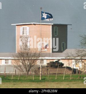 Waco, Texas USA, 23 marzo 1993: Un USA Il carro armato dell'esercito passa oltre il complesso di Branch Davidian nel mezzo del periodo di 51 giorni tra gli agenti federali di applicazione della legge e i membri del gruppo religioso di Branch Davidian. L'assedio si concluse con un devastante incendio che uccise 76 uomini, donne e bambini. ©Bob Daemmrich Foto Stock