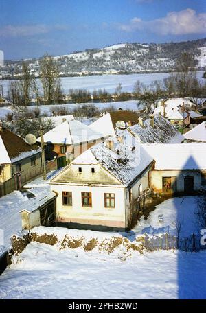 Sibiu County, Romania, 2001. Vista sul villaggio di carta in inverno. Foto Stock