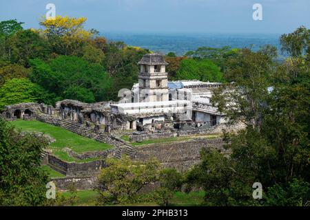 L'edificio del palazzo nel sito archeologico maya di Palenque, Chiapas, Messico. Foto Stock