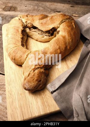 Lievito formatosi a cuore, cotto fino a doratura, lavorazione tradizionale, pane pasquale Foto Stock