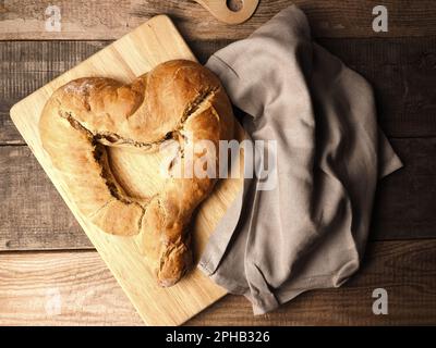 Lievito formatosi a cuore, cotto fino a doratura, lavorazione tradizionale, pane pasquale Foto Stock