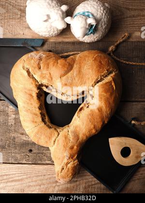 Lievito formatosi a cuore, cotto fino a doratura, lavorazione tradizionale, pane pasquale Foto Stock