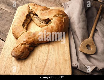 Lievito formatosi a cuore, cotto fino a doratura, lavorazione tradizionale, pane pasquale Foto Stock