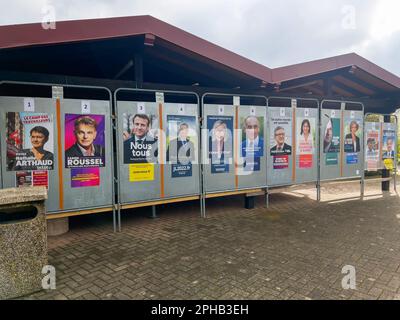 Francia - 9 aprile 2022: Due politici francesi famosi, Macron e le Pen, impegnati in una campagna elettorale presidenziale accesa. I ritratti dei candidati adornano i manifesti di strada per incoraggiare i cittadini a votare per il loro candidato preferito. Foto Stock