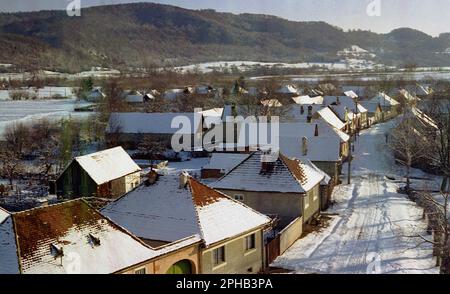 Sibiu County, Romania, 2001. Vista sul villaggio di carta in inverno. Foto Stock