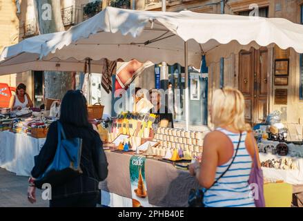 Aix-en-provence, Francia - 17 luglio 2014: Un gruppo di turisti negozio di profumi in un vivace mercato di strada a Aix-en-Provence, Francia. I fornitori vendono una gamma di fragranze da tutto il mondo. Foto Stock