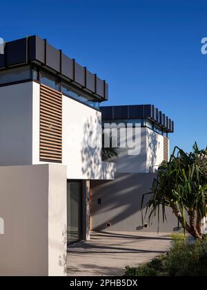 Elevazione obliqua della facciata. Ravine House, South Coogee, Australia. Architetto: Rolf Ockert architetto, 2023. Foto Stock