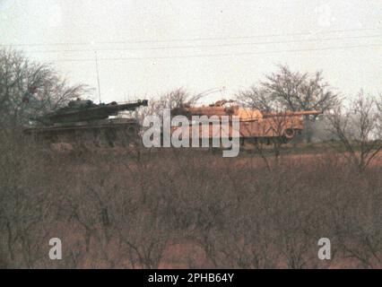 17 aprile 2001: Stati Uniti Carri armati dell'esercito da Fort Hood, Texas pattugliano il perititer del composto di branca Davidian fuori di Waco, Texas a fine marzo, 1993 durante lo standoff di branca Davidian di 51. giorni. © Bob Daemmrich/ (Credit Image: © Bob Daemmrich/ZUMA Press Wire) SOLO PER USO EDITORIALE! Non per USO commerciale! Foto Stock