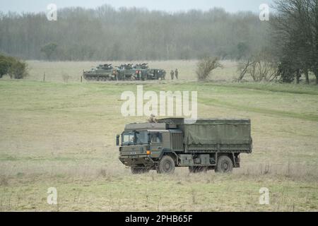 MAN SV 4x4 camion di logistica dell'esercito che guida lungo una pista sterrata in azione su un esercizio militare, Salisbury Plain UK Foto Stock