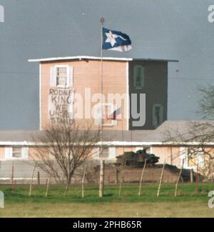 17 aprile 2001: Stati Uniti Il 23 marzo 1993, durante i 51 giorni di stand-off, il governo dell'esercito guida il carro armato oltre la filiale Davidian a Waco, Texas, che ha causato la morte di più di 80 persone. © Bob Daemmrich/ (Credit Image: © Bob Daemmrich/ZUMA Press Wire) SOLO PER USO EDITORIALE! Non per USO commerciale! Foto Stock