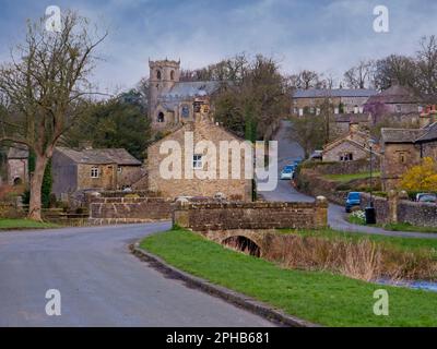 Downham Village, Lancashire - Historic County Palatine, Regno Unito, Visualizza High Street con Downham Beck e Bridge nel Foreground. Foto Stock