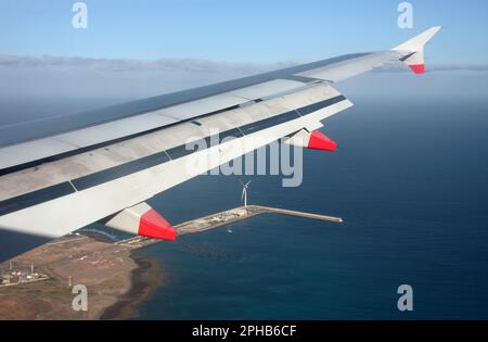 Una vista sull'ala da un Euroflyer Airbus A320 della British Airways che si avvicina all'Aeroporto di Las Palmas Gran Canaria Foto Stock