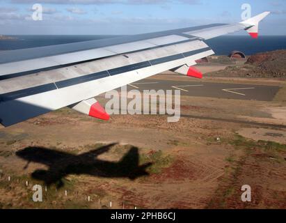 Una vista sull'ala da un Euroflyer Airbus A320 della British Airways che si avvicina all'Aeroporto di Las Palmas Gran Canaria Foto Stock