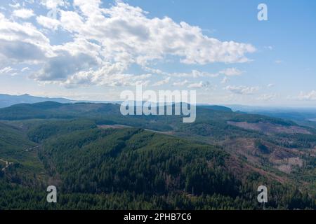 Vista aerea dello stato di Washington occidentale dalle Cascade Mountains nel marzo 2023 Foto Stock