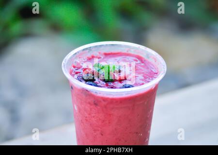 frullato allo yogurt alla fragola, frullato alla fragola o frullato alla fragola con guarnizione alla fragola Foto Stock