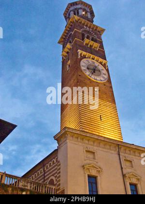 Torre dei Lamberti, Piazza delle Erbe, Verona. Sera. Orologio aggiunto nel 1779. Foto Stock