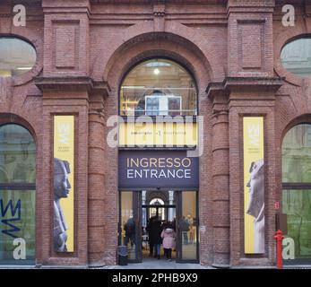 TORINO, ITALIA - CIRCA DICEMBRE 2022: Turisti in visita al Museo Egizio traduzione Museo Egizio Foto Stock