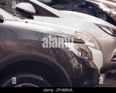 Molte auto parcheggiate sul marciapiede e sulla strada di Bucarest, Romania. Foto Stock