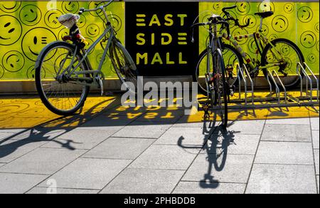 Muro di plastica giallo con Smileys, East Side Mall, Friedrichshain, Berlino, Germania Foto Stock