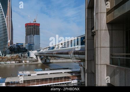 Mosca, Russia - 06 aprile 2021: Ponte pedonale Bagration sul fiume Mosca dalla città di Mosca Foto Stock