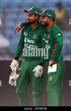 Litton Kumar Das e Tawhis Hridoy come Bangladesh contro Irlanda by22 corre (metodo DLS) nei primi T20I della serie a tre partite al Zahur Ahmed Foto Stock