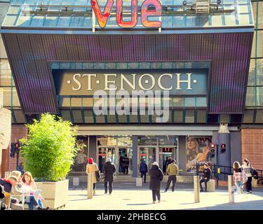 Glasgow, Scozia, Regno Unito 27th marzo 2023. Tempo nel Regno Unito: Soleggiato nel centro della città pomeriggio ha visto la gente del posto prendere le strade.Argyle Street e il centro di st enoch con il cinema vue. Credit Gerard Ferry/Alamy Live News Foto Stock