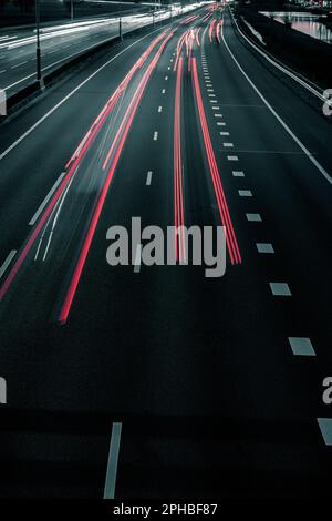 Percorsi stradali su un'autostrada di notte Foto Stock