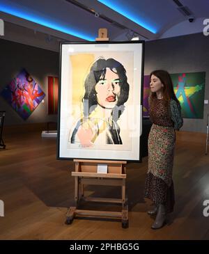 Londra – Gran Bretagna. Freddo. Ritorno a Bonhams New Bond Street mercoledì 29 marzo. Riunendo una serie di opere d'arte, stampe, moda, fotografie e cimeli della cultura popolare, la terza edizione della vendita tematica interdipartimentale includerà stampe di Banksy, una borsa di Tracey Emin, e abbigliamento della tarda Dame Vivienne Westwood, tra le tante altre attrazioni culturali britanniche. Uno dei lotti di spoglia è una stampa di Mick Jagger da Mick Jagger Portfolio da Andy Warhol. Dimostrare la diffusione dell’influenza britannica attraverso l’Atlantico, così come il persistente senso di freschezza di Jagger. Foto Stock